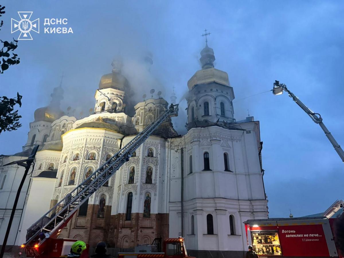 Стародавні ікони та інші святині вдалося врятувати, - намісник Києво-Печерської лаври (фото) Стародавні ікони та інші святині вдалося врятувати, - намісник Києво-Печерської лаври (фото)
