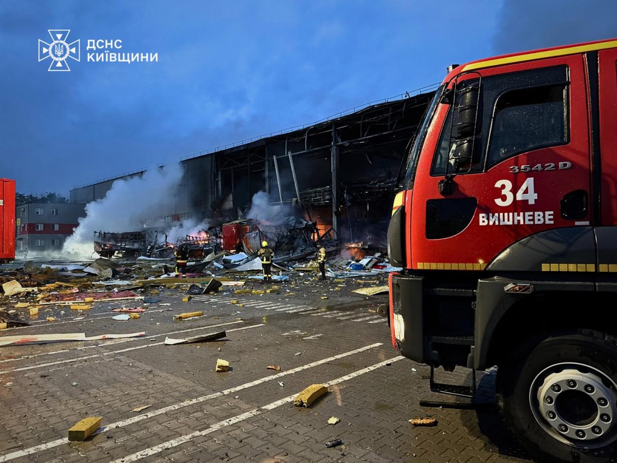 Россияне массированно обстреляли 5 районов Киевской области: возникли пожары, пострадали люди (фото)
