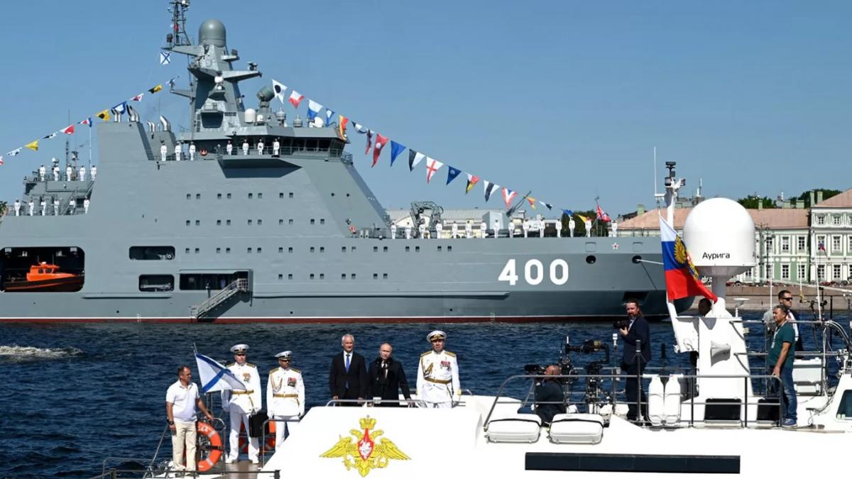 У рідному місті Путіна злякалися проводити морський парад У рідному місті Путіна злякалися проводити морський парад