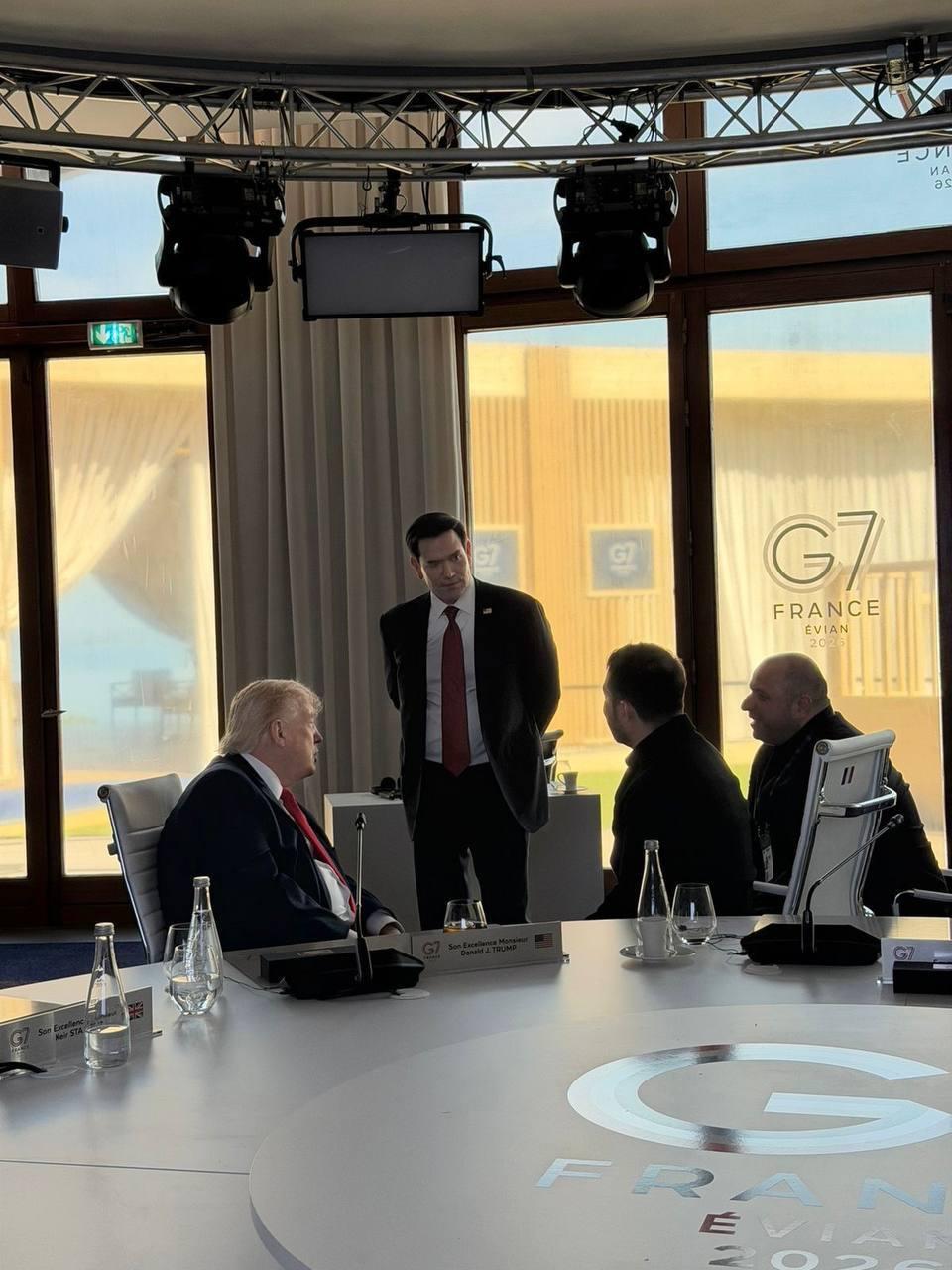 Зеленський зустрівся із Трампом на саміті G7 (фото) Зеленський зустрівся із Трампом на саміті G7 (фото)