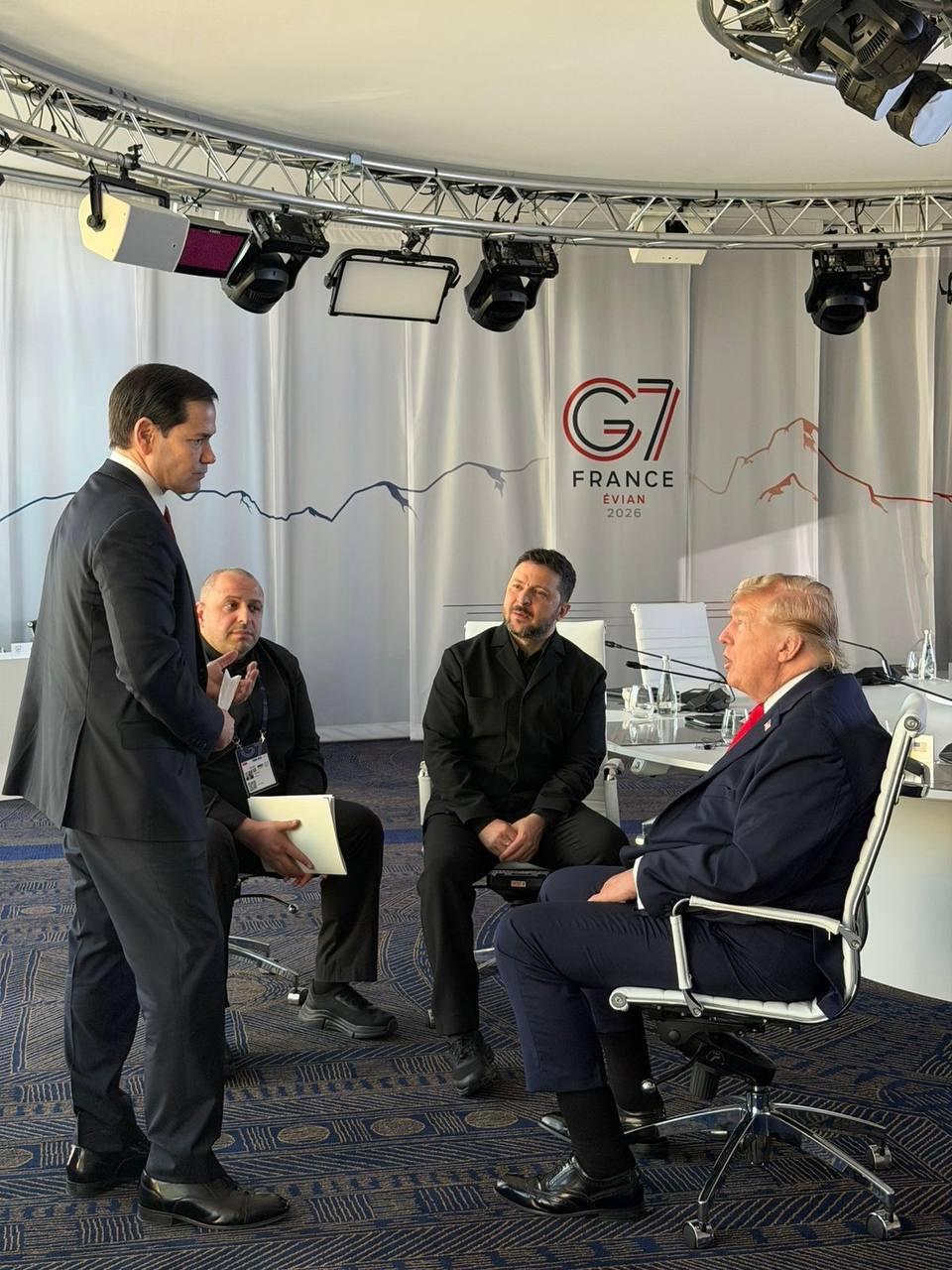 Зеленский встретился с Трампом на саммите G7 (фото) Зеленский встретился с Трампом на саммите G7 (фото)