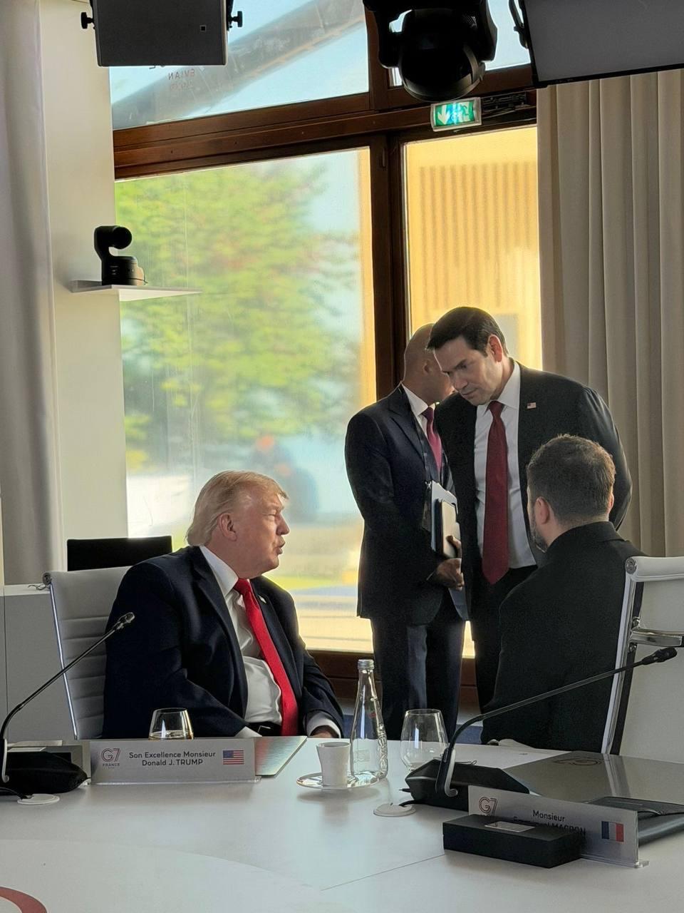 Зеленський зустрівся із Трампом на саміті G7 (фото) Зеленський зустрівся із Трампом на саміті G7 (фото)