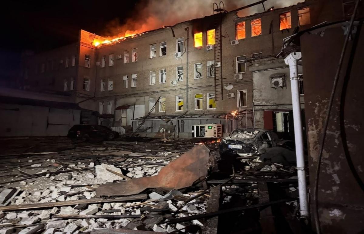 Росія завдала масованого удару по Запоріжжю: загинула одна людина, є поранені та руйнування Росія завдала масованого удару по Запоріжжю: загинула одна людина, є поранені та руйнування