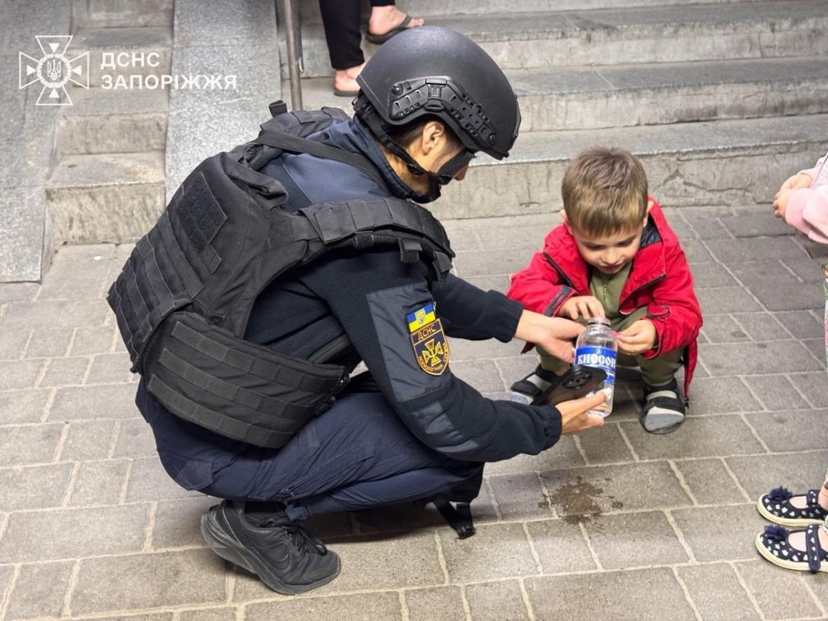 Росія завдала масованого удару по Запоріжжю: загинула одна людина, є поранені та руйнування Росія завдала масованого удару по Запоріжжю: загинула одна людина, є поранені та руйнування