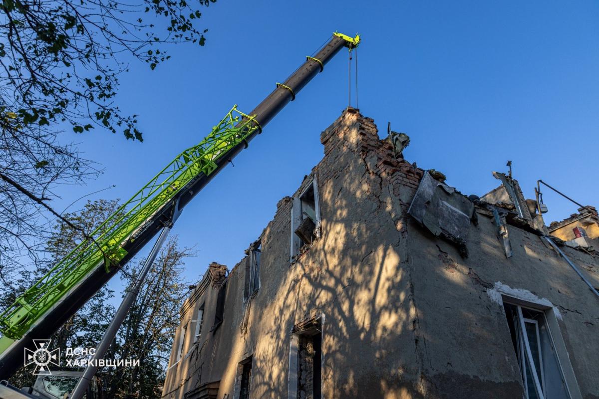 Росіяни завдали удару по житловому будинку у Харкові: є загиблий та багато постраждалих Росіяни завдали удару по житловому будинку у Харкові: є загиблий та багато постраждалих