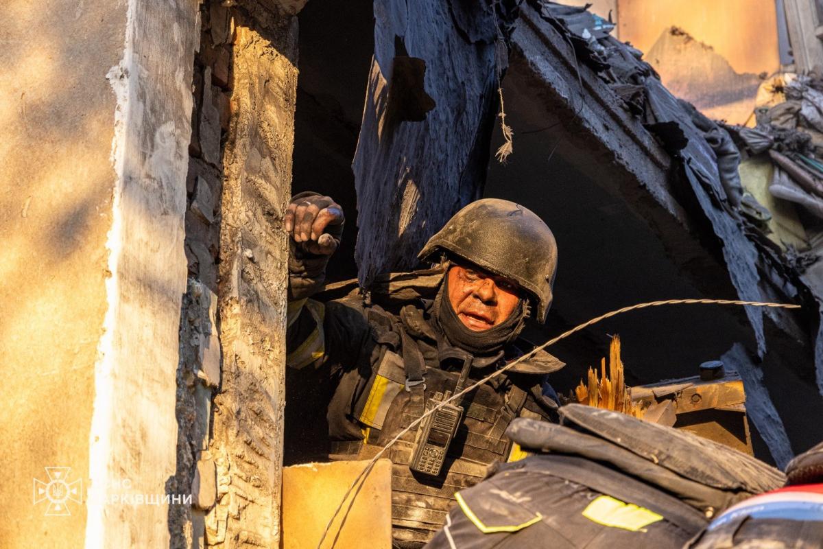 Росіяни завдали удару по житловому будинку у Харкові: є загиблий та багато постраждалих Росіяни завдали удару по житловому будинку у Харкові: є загиблий та багато постраждалих