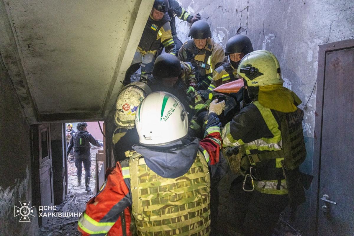 Росіяни завдали удару по житловому будинку у Харкові: є загиблий та багато постраждалих Росіяни завдали удару по житловому будинку у Харкові: є загиблий та багато постраждалих
