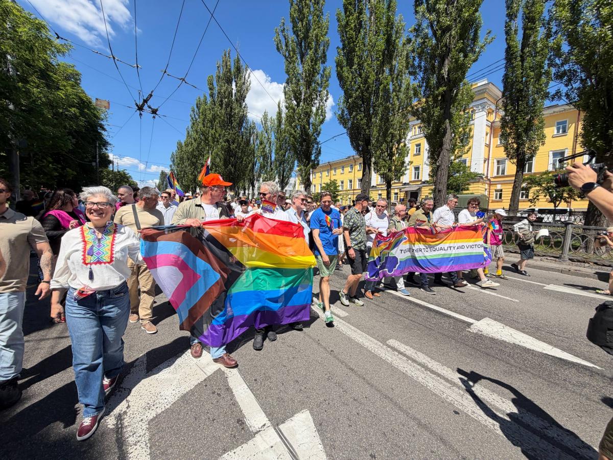 У столиці пройшов Марш 'КиївПрайд' та акція за традиційну сім'ю (фото, відео) У столиці пройшов Марш 'КиївПрайд' та акція за традиційну сім'ю (фото, відео)
