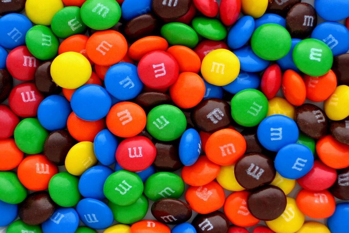 Из конфет M&M’s уберут два культовых цвета: в чем причина Из конфет M&M’s уберут два культовых цвета: в чем причина