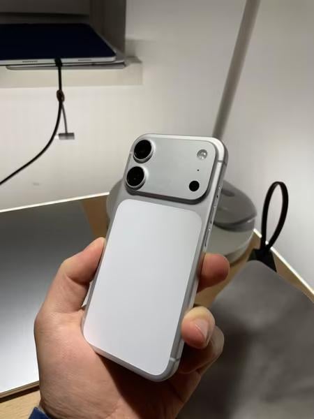 З’явилися перші 'живі' фото iPhone 18 у оновленому дизайні З’явилися перші 'живі' фото iPhone 18 у оновленому дизайні