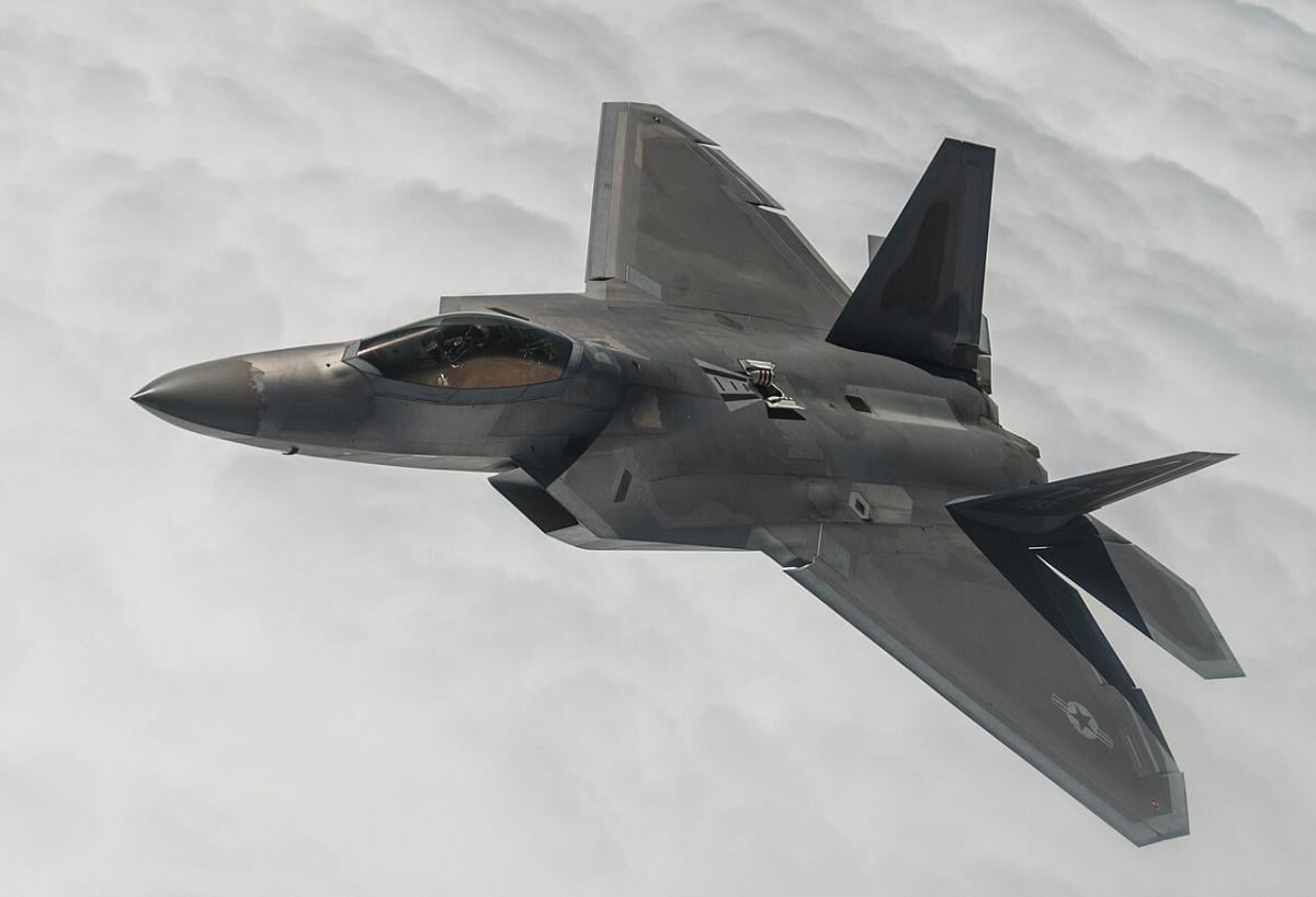 Почему 20-летний F-22 Raptor быстрее современного F-35: объяснение экспертов