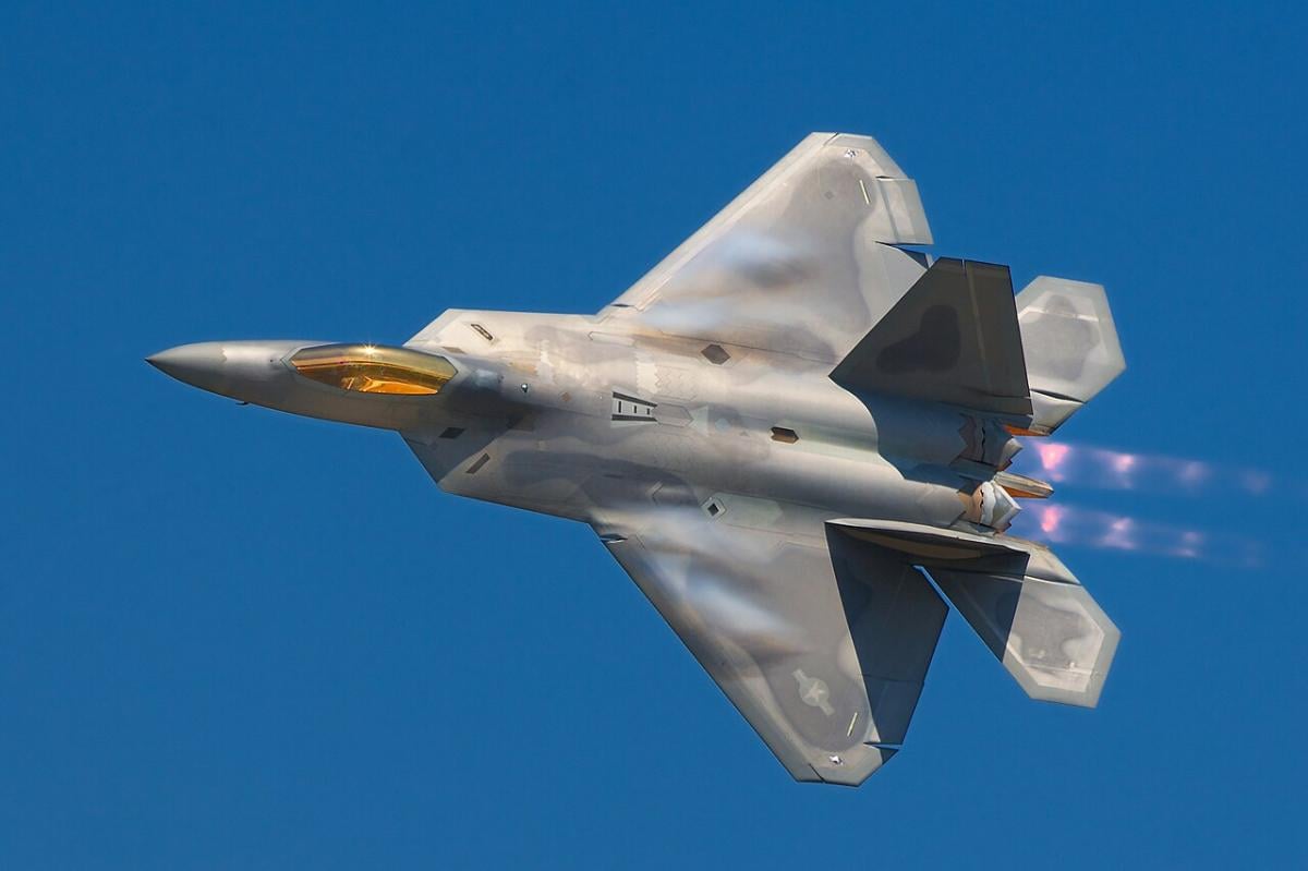 Пілот США, який літав на F/A-18, F-16, F-22 та F-35, назвав найкращий винищувач
