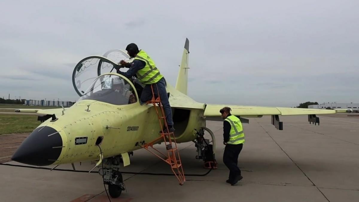 В Росії здійснив перший політ новий легкий винищувач Як-130М (фото)