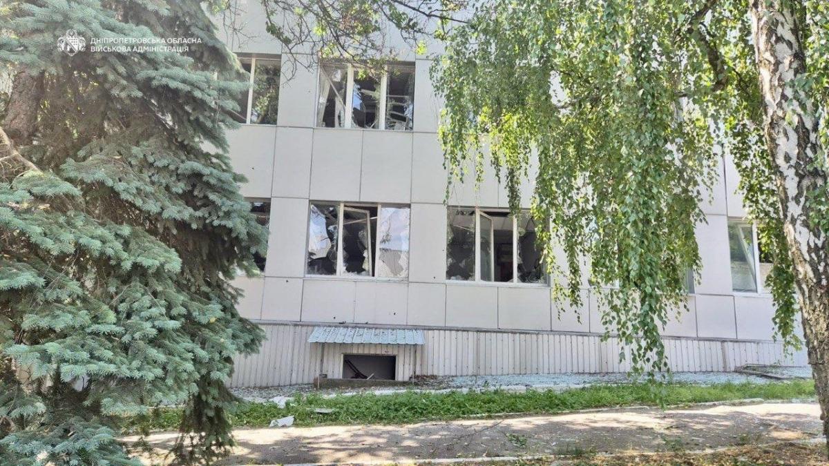 РФ атакувала підприємство у Дніпрі та маршрутку в Запоріжжі: є загиблі і поранені