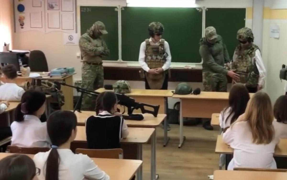 Россия значительно усиливает военную подготовку детей в школах: что изменится с 1 сентября