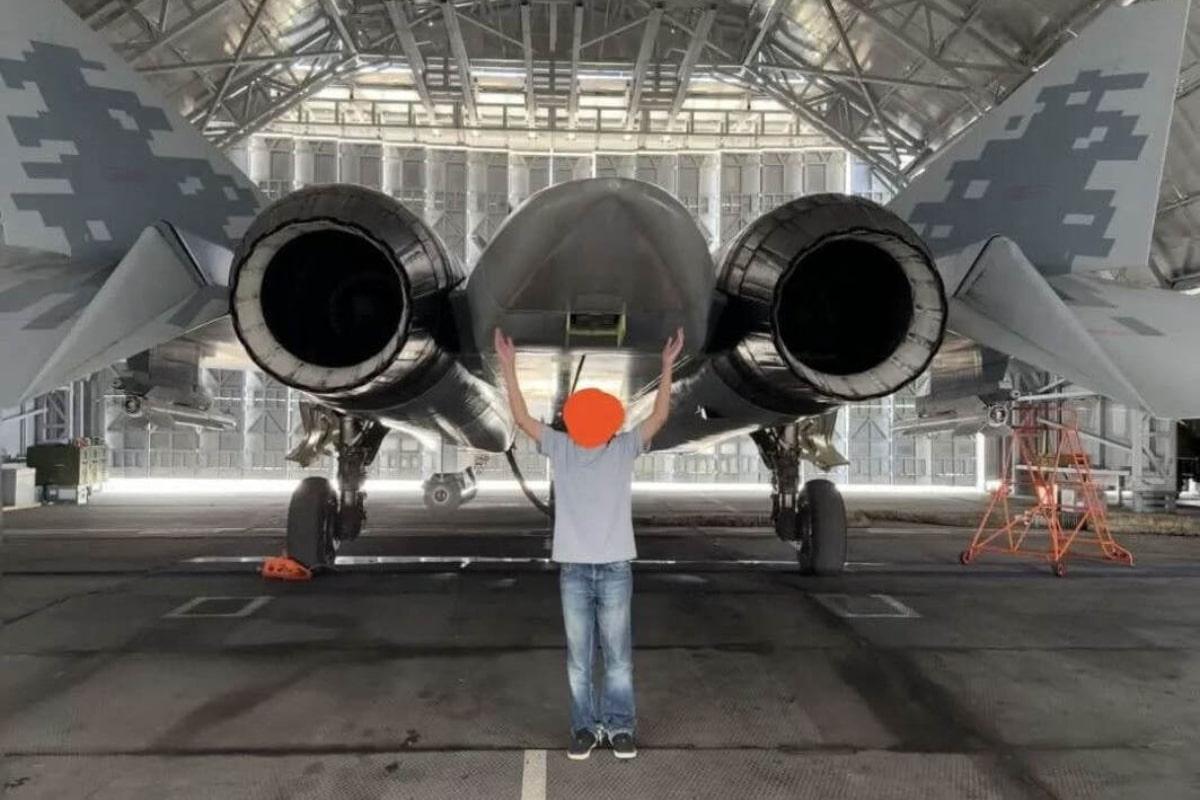 Три в одному: Су-57 показали в ангарі з новими ракетами та прицільним контейнером
