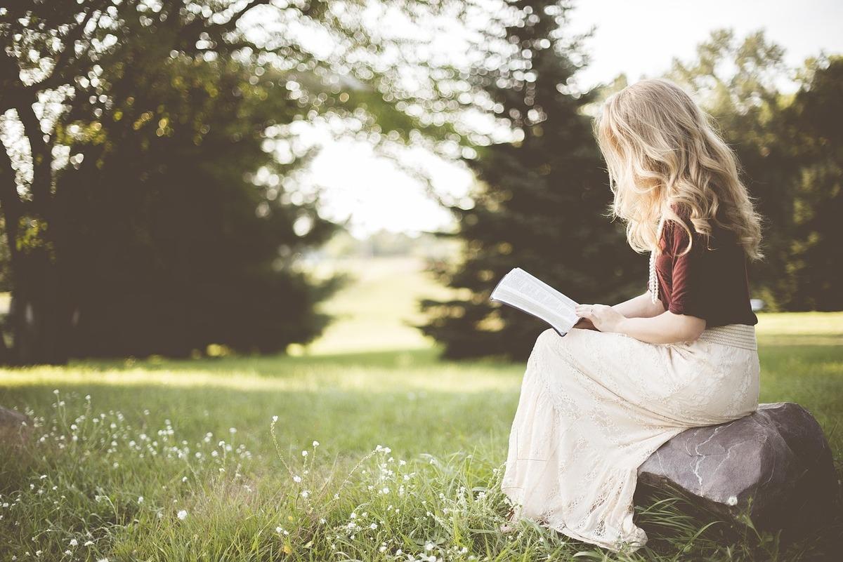 Почему люди перечитывают одни и те же книги вместо новых: ответ психологов