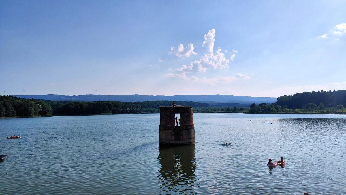 Спека не відступає: на Львівщині люди рятуються перегріву на водоймах (фоторепортаж)