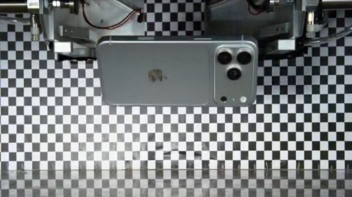 Новий iPhone 18 Pro вперше показали на відео – його перевірили на міцність
