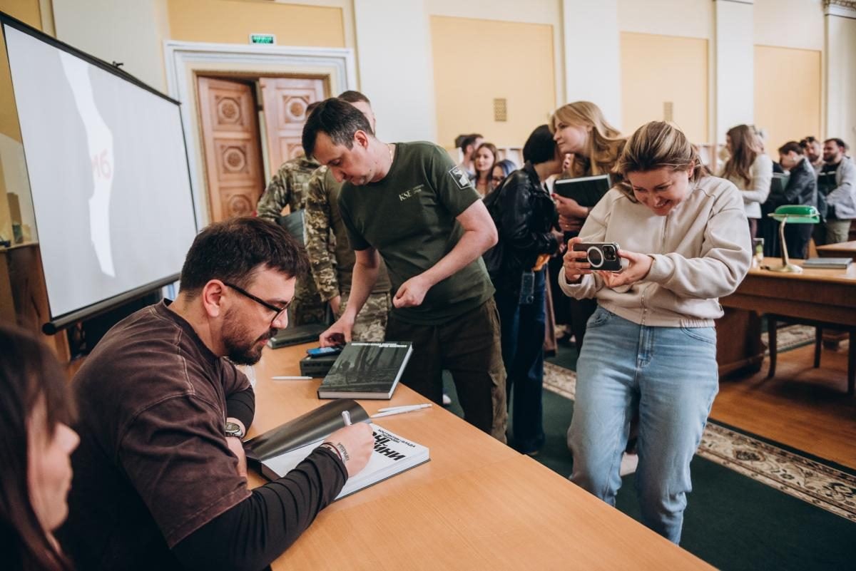 В Києві презентували книгу "Очі війни" Костянтина і Влади Ліберових за підтримки банку ПУМБ
