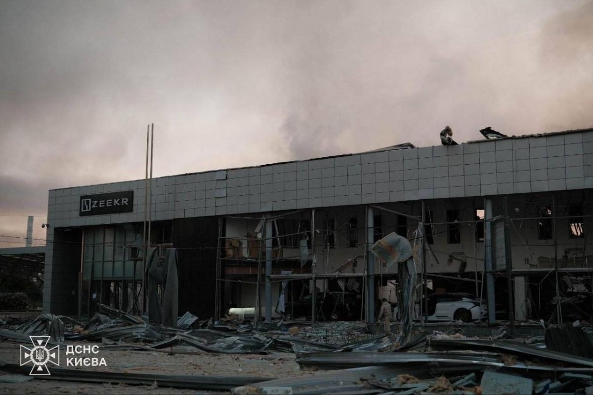 Росіяни вночі знищили салон китайського бренду електромобілів у Києві (відео)