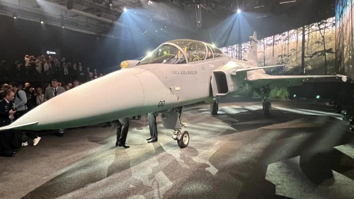 Шведи вперше показали новий винищувач Gripen F (фото)