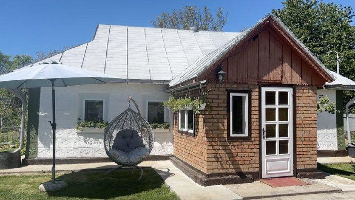 Будувати починав дід: українка разом із родиною відновила столітню хату (фото, відео)
