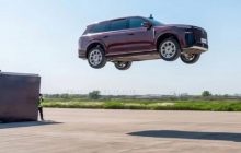 Китайський позашляховик вагою 2,7 тонни злетів на 20 метрів і приземлився цілим (відео)