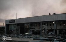 Россияне ночью разгромили салон китайского бренда электромобилей в Киеве (видео)