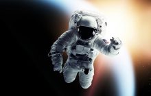 В 1965-м Леонов вышел в открытый космос и не смог вернуться обратно из-за скафандра