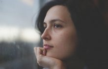 Одинокие люди испытывают уникальную эмоцию, которую не понимают люди в отношениях