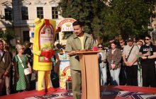 "Песня была написана в госпитале после ранения": защитник Юрий Маленок спел на "Караоке на майдане"
