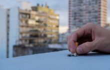 Соседи курят на балконе, весь дым - у вас в квартире: адвокат объяснила, кого вызывать