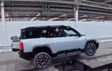 Китайське авто підняло одне колесо та поїхало на трьох, і люди не могли повірити очам