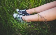 Как избавиться от стойких пятен от травы на одежде: эксперты дали важные рекомендации