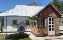 Будувати починав дід: українка разом із родиною відновила столітню хату (фото, відео)