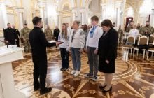 Трудно, когда отдаю приказы: Зеленский рассказал, как часто он плачет