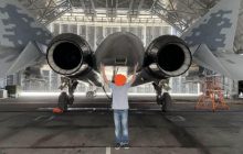 Три в одному: Су-57 показали в ангарі з новими ракетами та прицільним контейнером