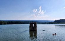Жара не спадает: во Львовской области люди спасаются от перегрева на водоемах (фоторепортаж)