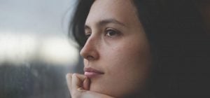 Одинокие люди испытывают уникальную эмоцию, которую не понимают люди в отношениях
