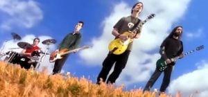 Рок-хит 1994 года внезапно снова стал популярным: на Spotify у него 1 млрд прослушиваний