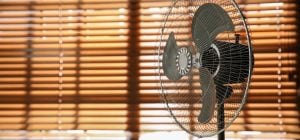 Большинство направляет вентилятор на себя,  а в жару эффективнее совсем иначе