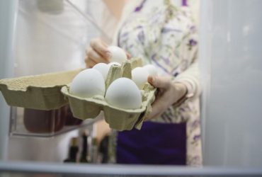 Многие люди совершают ошибку, храня яйца в этом месте: где их лучше держать в доме
