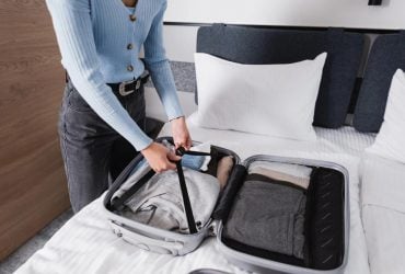 Туристів застерігають не розпаковувати валізу на ліжку в готелі: в чому небезпека