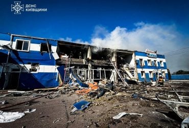 Росіяни вдарили по молокозаводу під Броварами, є загиблі та поранені (фото)