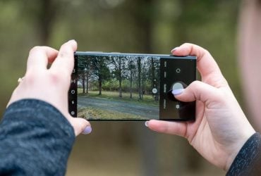Смартфони таємно покращують кожне ваше фото, але цей додаток показує справжні знімки