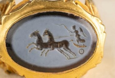 В Англії чоловік прямо посеред поля знайшов унікальний давньоримський перстень