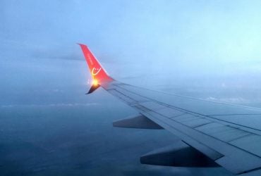 Пилот высадил пассажиров не там, где должен был – дальше они ехали автобусом: в чем причина