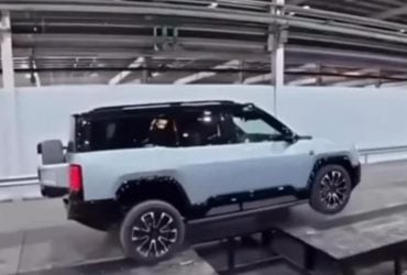 Китайське авто підняло одне колесо та поїхало на трьох, і люди не могли повірити очам