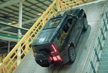 Китайский внедорожник проехал невозможную полосу препятствий (видео)
